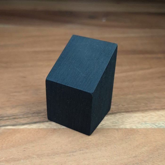 Quaderförmiger, abgewinkelter Sockel – 35 x 35 x 55 mm – Schwarz