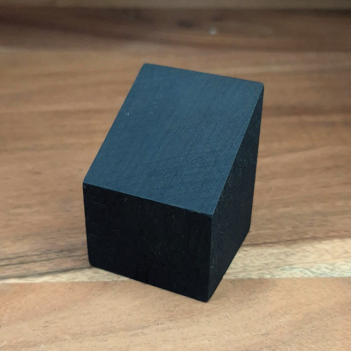 Socle cubique incliné - 45 x 45 x 61 mm - Noir